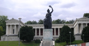 The Hall of Fame together with the Bavaria are overlooking 
the Theresienwiese