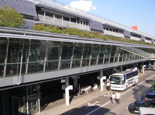 Long Distance Buses to Munich will stop at
the Bus Station in Froettmaning. From there you need to take the underground to the city center.