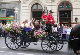 Opening procession with mayor Ude