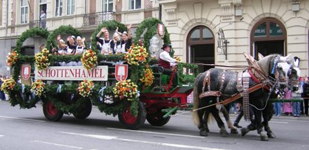 Schottenhamel carriage with the Oktoberfest waitresses