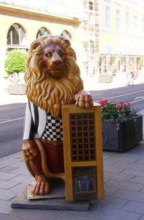 Lion in Munich dressed as waiter