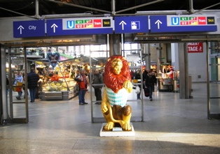 Lion gives you a warm welcome at central train station Munich